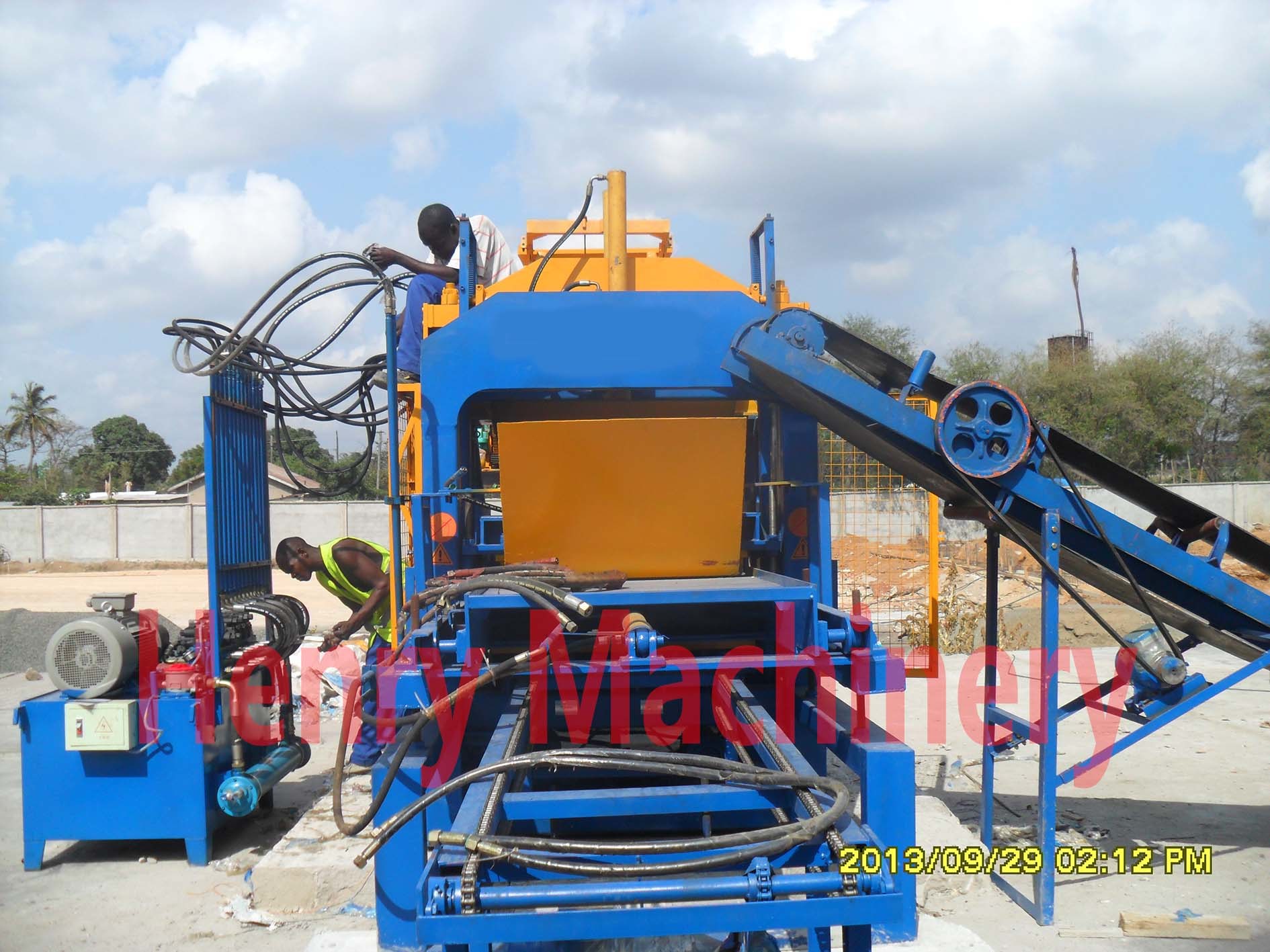 QT4-15C automatic concrete block making machine in Tanzania